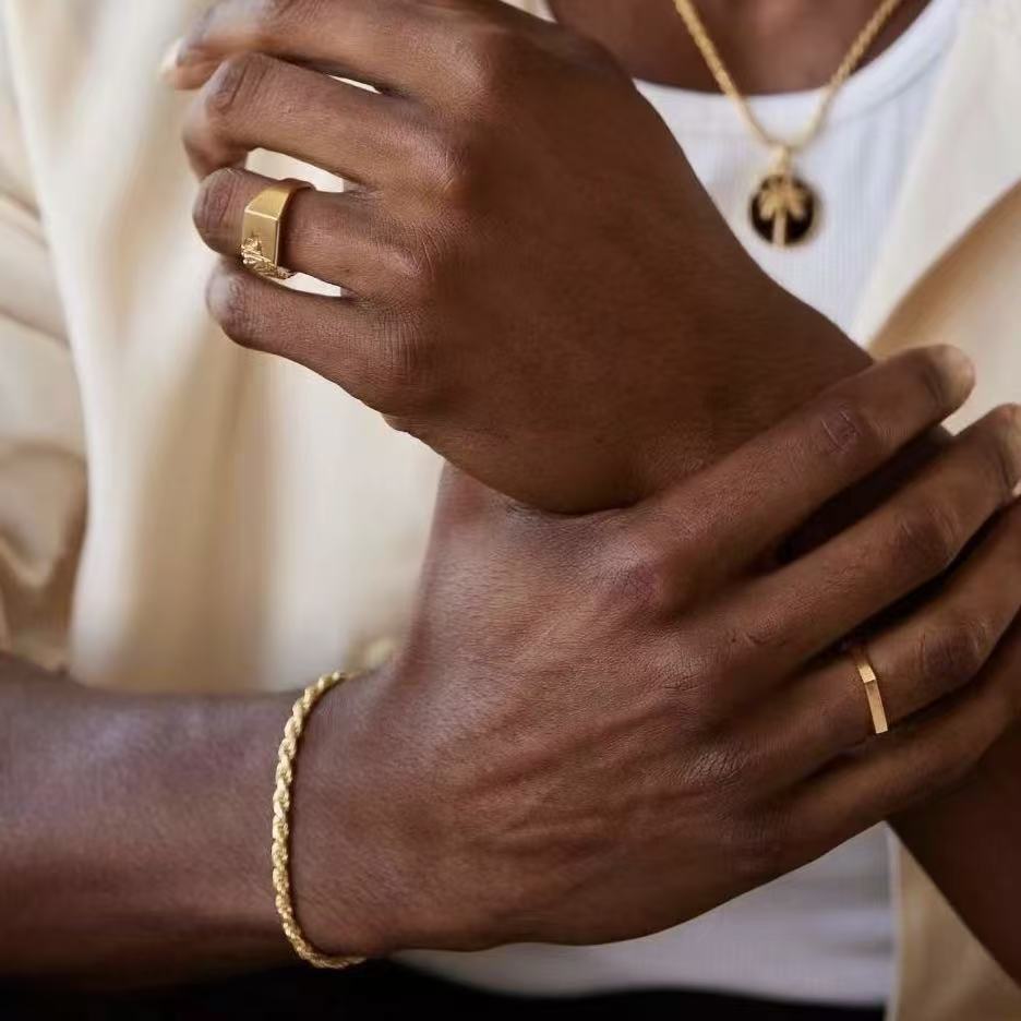 Buddha Fashion Design of Gold Bracelet